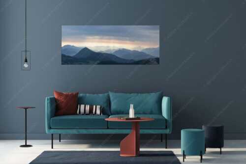 Einducksvolle Lichtstimmung im Estergebirge mit Blick in die Bayerischen Voralpen - Strahlen - Größe ca. 175x70cm, Seitenverhältnis 2,5:1 - Bayerische Voralpen - weitere Infos unter https://www.kriner-weiermann.de