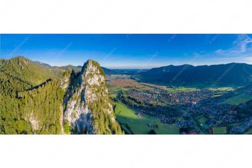 Blick am Kofel vorbei über Oberammergau zum Hörnle - Talwächter - Seitenverhältnis 2,5:1 - Kofel mit Oberammergau - weitere Infos unter https://www.kriner-weiermann.de