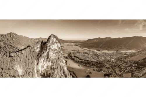 Blick am Kofel vorbei über Oberammergau zum Hörnle - Talwächter - Seitenverhältnis 2,5:1 - Kofel mit Oberammergau - weitere Infos unter https://www.kriner-weiermann.de