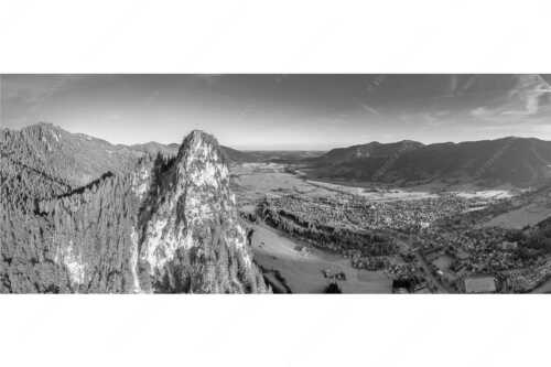 Blick am Kofel vorbei über Oberammergau zum Hörnle - Talwächter - Seitenverhältnis 2,5:1 - Kofel mit Oberammergau - weitere Infos unter https://www.kriner-weiermann.de