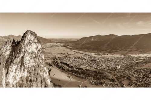 Blick am Kofel vorbei über Oberammergau zum Hörnle - Talwächter - Seitenverhältnis 2:1 - Kofel mit Oberammergau - weitere Infos unter https://www.kriner-weiermann.de