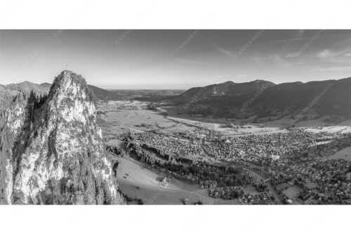 Blick am Kofel vorbei über Oberammergau zum Hörnle - Talwächter - Seitenverhältnis 2:1 - Kofel mit Oberammergau - weitere Infos unter https://www.kriner-weiermann.de