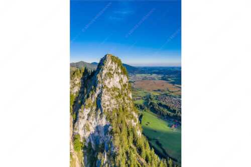 Blick am Kofel vorbei über Oberammergau zum Hörnle - Talwächter - Seitenverhältnis 2:3 - Kofel mit Oberammergau - weitere Infos unter https://www.kriner-weiermann.de
