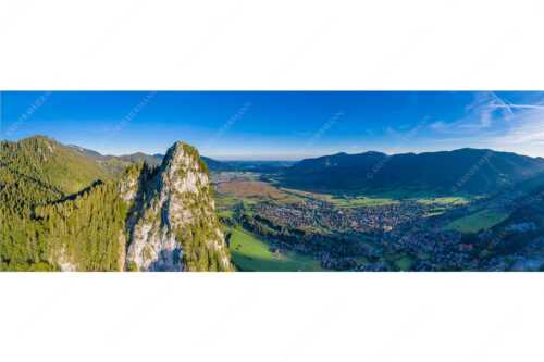 Blick am Kofel vorbei über Oberammergau zum Hörnle - Talwächter - Seitenverhältnis 3:1 - Kofel mit Oberammergau - weitere Infos unter https://www.kriner-weiermann.de