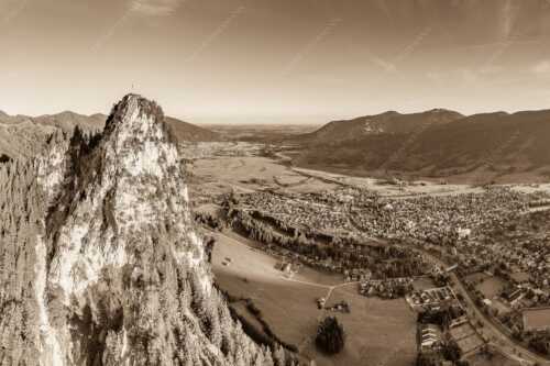 Blick am Kofel vorbei über Oberammergau zum Hörnle - Talwächter - Seitenverhältnis 3:2 - Kofel mit Oberammergau - weitere Infos unter https://www.kriner-weiermann.de