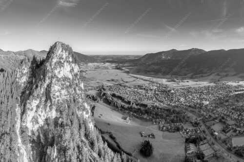 Blick am Kofel vorbei über Oberammergau zum Hörnle - Talwächter - Seitenverhältnis 3:2 - Kofel mit Oberammergau - weitere Infos unter https://www.kriner-weiermann.de