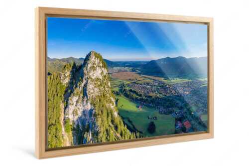 Blick am Kofel vorbei über Oberammergau zum Hörnle - Talwächter - Foto im Schattenfugen-Rahmen - Kofel mit Oberammergau - weitere Infos unter https://www.kriner-weiermann.de