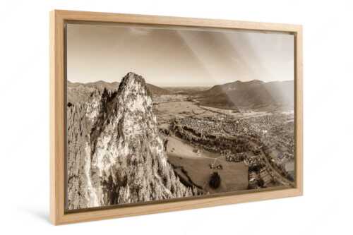 Blick am Kofel vorbei über Oberammergau zum Hörnle - Talwächter - Foto im Schattenfugen-Rahmen - Kofel mit Oberammergau - weitere Infos unter https://www.kriner-weiermann.de