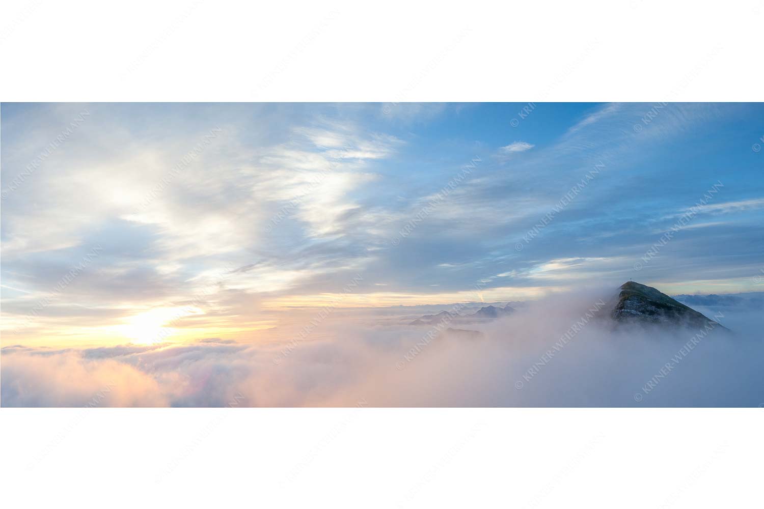 Der höchste Gipfel des Estergebirges ragt nur wenige Meter aus dem Wolkenmeer - Traumwelt - Seitenverhältnis 2,5:1 - Wolkenstimmung am Krottenkopf - weitere Infos unter https://www.kriner-weiermann.de