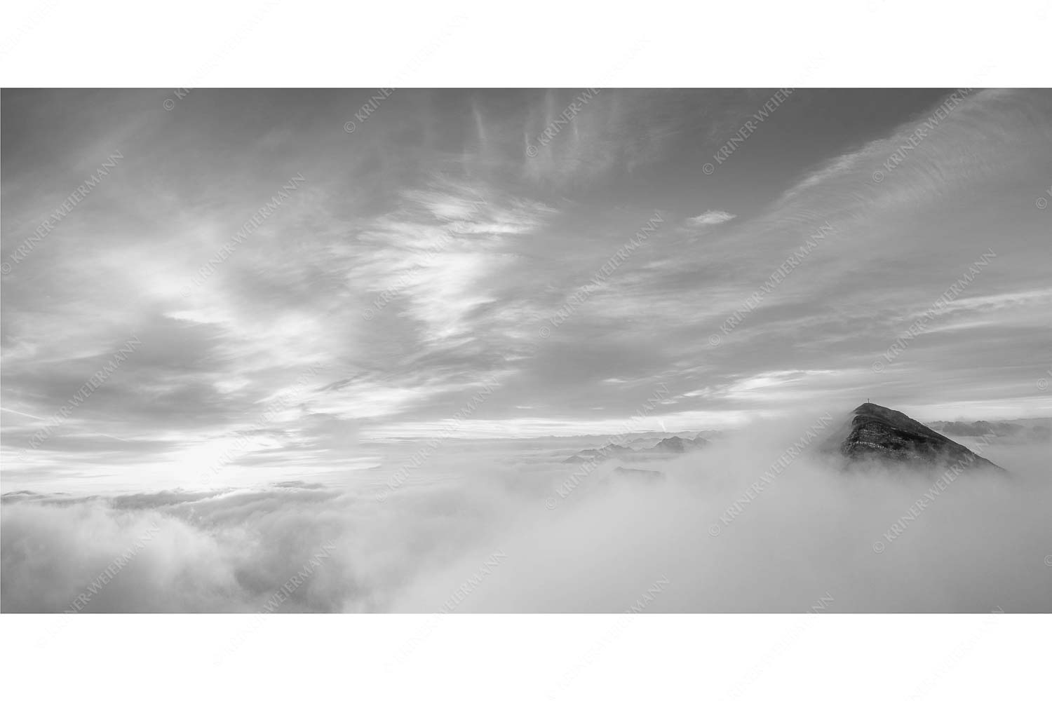 Traumwelt – Seitenverhältnis 2:1 — Wolkenstimmung am Krottenkopf Der höchste Gipfel des Estergebirges ragt nur wenige Meter aus dem Wolkenmeer
