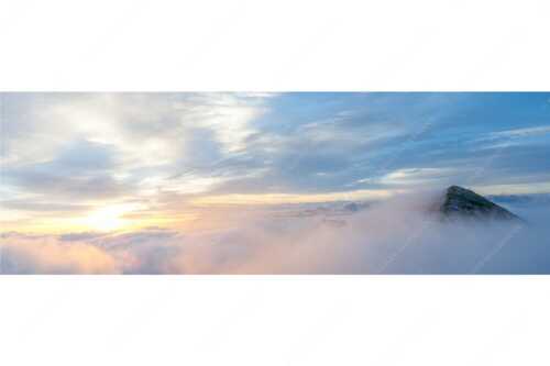 Der höchste Gipfel des Estergebirges ragt nur wenige Meter aus dem Wolkenmeer - Traumwelt - Seitenverhältnis 3:1 - Wolkenstimmung am Krottenkopf - weitere Infos unter https://www.kriner-weiermann.de