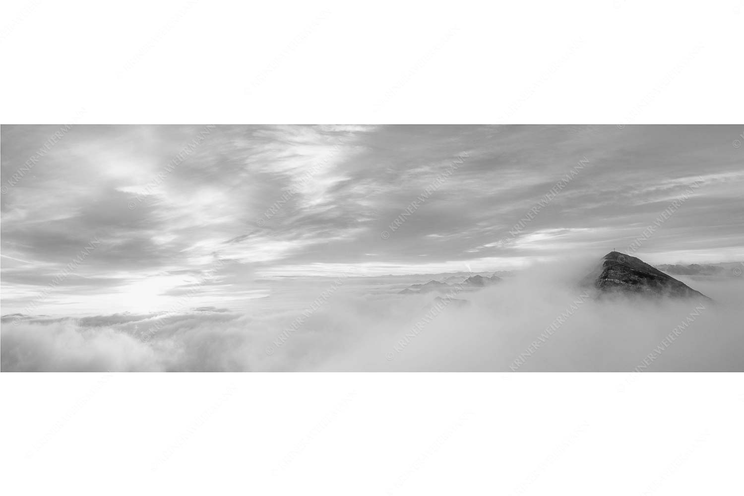 Traumwelt – Seitenverhältnis 3:1 — Wolkenstimmung am Krottenkopf Der höchste Gipfel des Estergebirges ragt nur wenige Meter aus dem Wolkenmeer