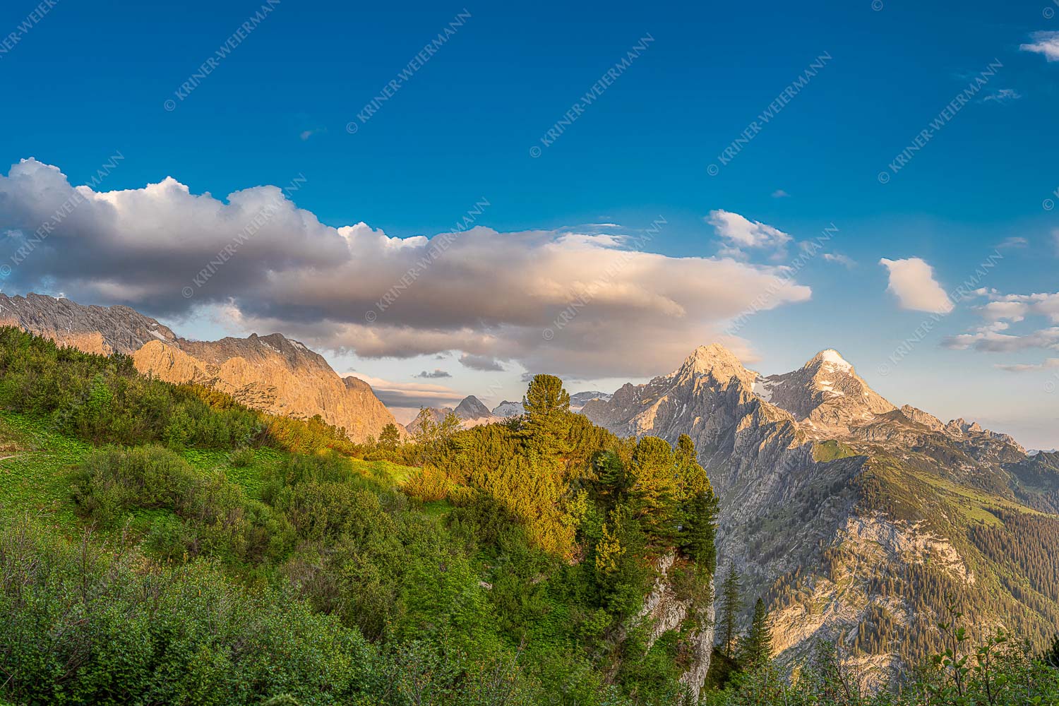 Über dem tiefen Tal – Seitenverhältnis 3:2 — Schachen und Alpspitze Kurz hinter dem Schachenschloss offenbart sich dieser einzigartige Ausblick ins Reintal