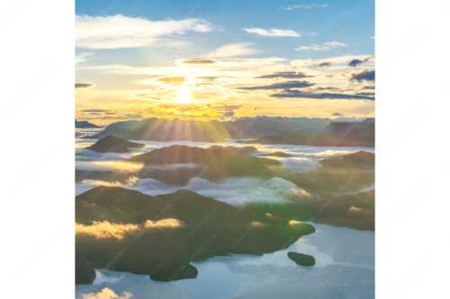 Nebelschleier hängen noch in den Tälern wärend die Sonne über dem Walchensee aufgeht - Über den Wolken - Seitenverhältnis 1:1 - Sonnenaufgang über Walchensee - weitere Infos unter https://www.kriner-weiermann.de