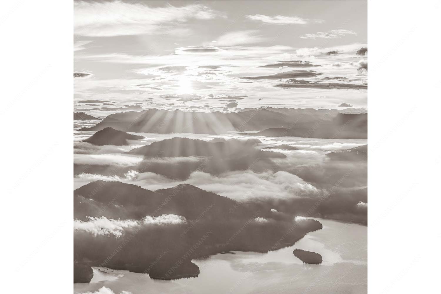 Über den Wolken – Seitenverhältnis 1:1 — Sonnenaufgang über Walchensee Nebelschleier hängen noch in den Tälern wärend die Sonne über dem Walchensee aufgeht
