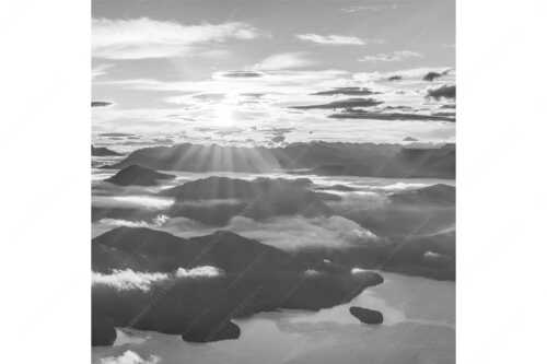 Nebelschleier hängen noch in den Tälern wärend die Sonne über dem Walchensee aufgeht - Über den Wolken - Seitenverhältnis 1:1 - Sonnenaufgang über Walchensee - weitere Infos unter https://www.kriner-weiermann.de