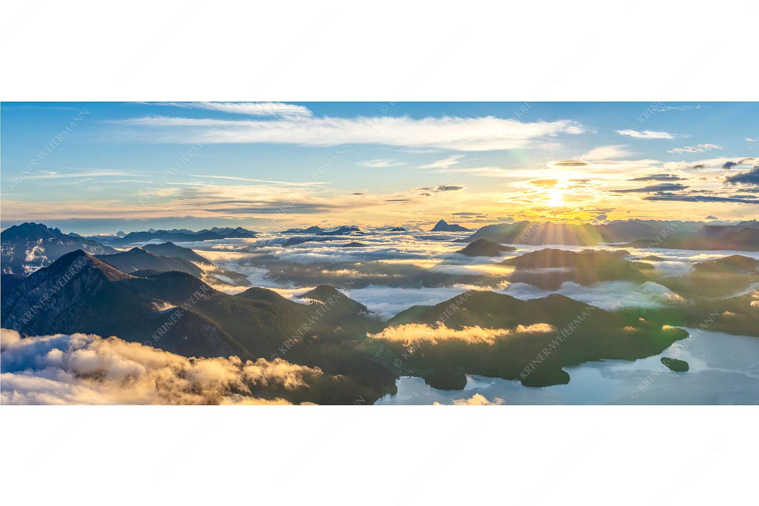 Über den Wolken – Seitenverhältnis 2,5:1 — Sonnenaufgang über Walchensee Nebelschleier hängen noch in den Tälern wärend die Sonne über dem Walchensee aufgeht