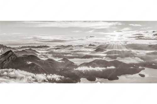 Nebelschleier hängen noch in den Tälern wärend die Sonne über dem Walchensee aufgeht - Über den Wolken - Seitenverhältnis 2,5:1 - Sonnenaufgang über Walchensee - weitere Infos unter https://www.kriner-weiermann.de