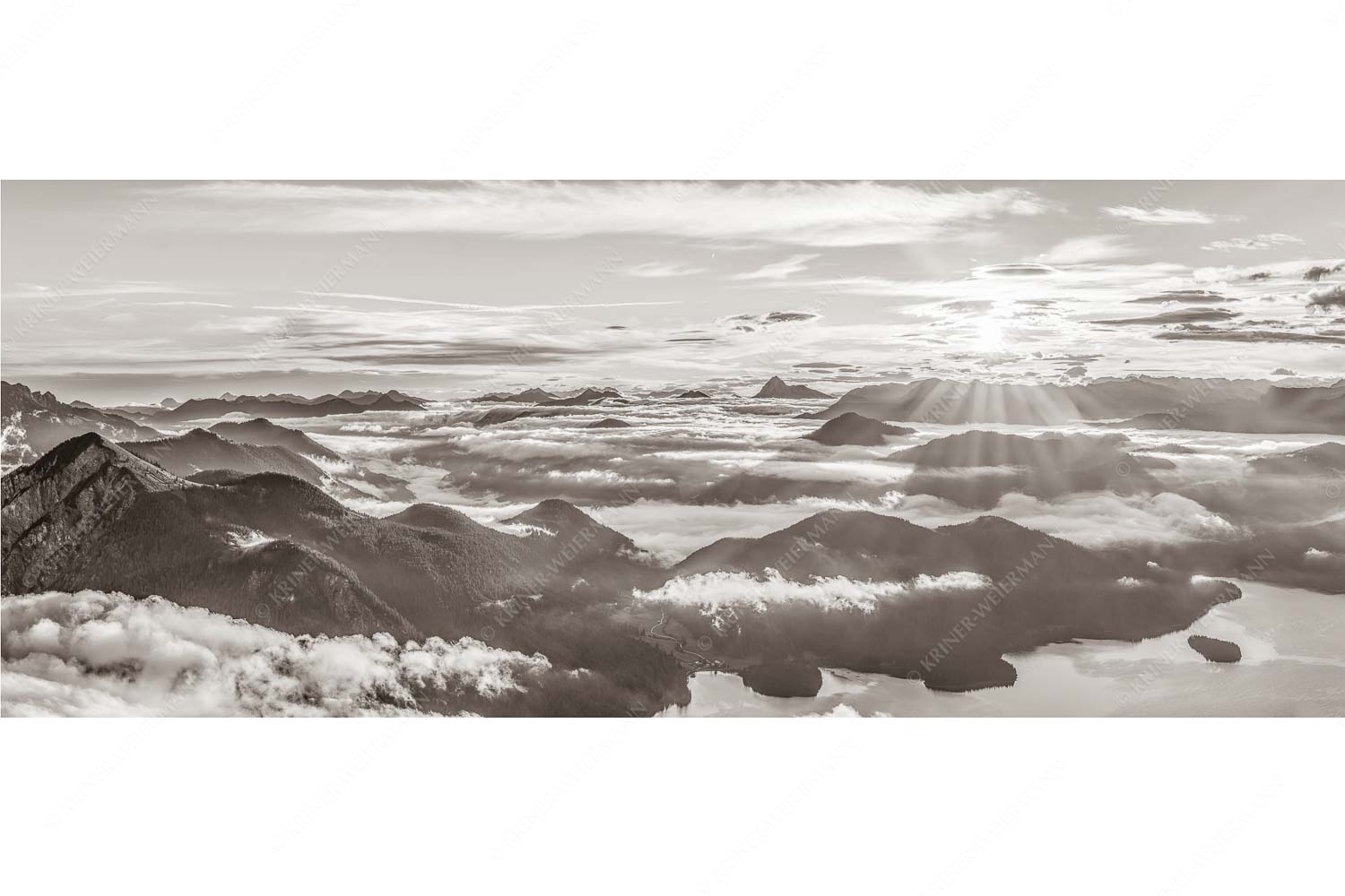 Über den Wolken – Seitenverhältnis 2,5:1 — Sonnenaufgang über Walchensee Nebelschleier hängen noch in den Tälern wärend die Sonne über dem Walchensee aufgeht