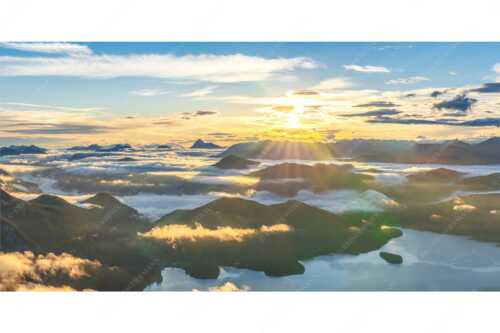 Nebelschleier hängen noch in den Tälern wärend die Sonne über dem Walchensee aufgeht - Über den Wolken - Seitenverhältnis 2:1 - Sonnenaufgang über Walchensee - weitere Infos unter https://www.kriner-weiermann.de