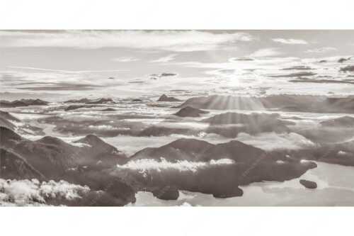 Nebelschleier hängen noch in den Tälern wärend die Sonne über dem Walchensee aufgeht - Über den Wolken - Seitenverhältnis 2:1 - Sonnenaufgang über Walchensee - weitere Infos unter https://www.kriner-weiermann.de