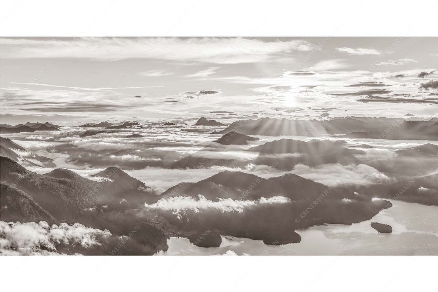 Über den Wolken – Seitenverhältnis 2:1 — Sonnenaufgang über Walchensee Nebelschleier hängen noch in den Tälern wärend die Sonne über dem Walchensee aufgeht