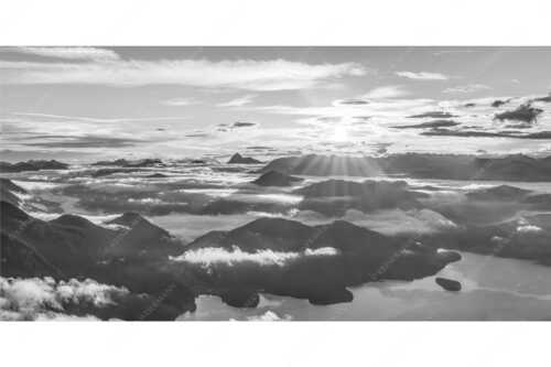Nebelschleier hängen noch in den Tälern wärend die Sonne über dem Walchensee aufgeht - Über den Wolken - Seitenverhältnis 2:1 - Sonnenaufgang über Walchensee - weitere Infos unter https://www.kriner-weiermann.de