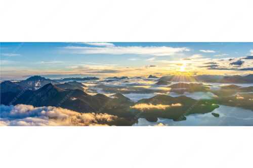 Nebelschleier hängen noch in den Tälern wärend die Sonne über dem Walchensee aufgeht - Über den Wolken - Seitenverhältnis 3:1 - Sonnenaufgang über Walchensee - weitere Infos unter https://www.kriner-weiermann.de
