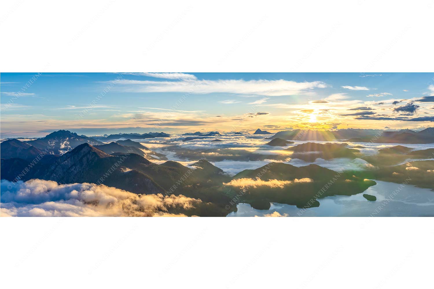 Über den Wolken – Seitenverhältnis 3:1 — Sonnenaufgang über Walchensee Nebelschleier hängen noch in den Tälern wärend die Sonne über dem Walchensee aufgeht