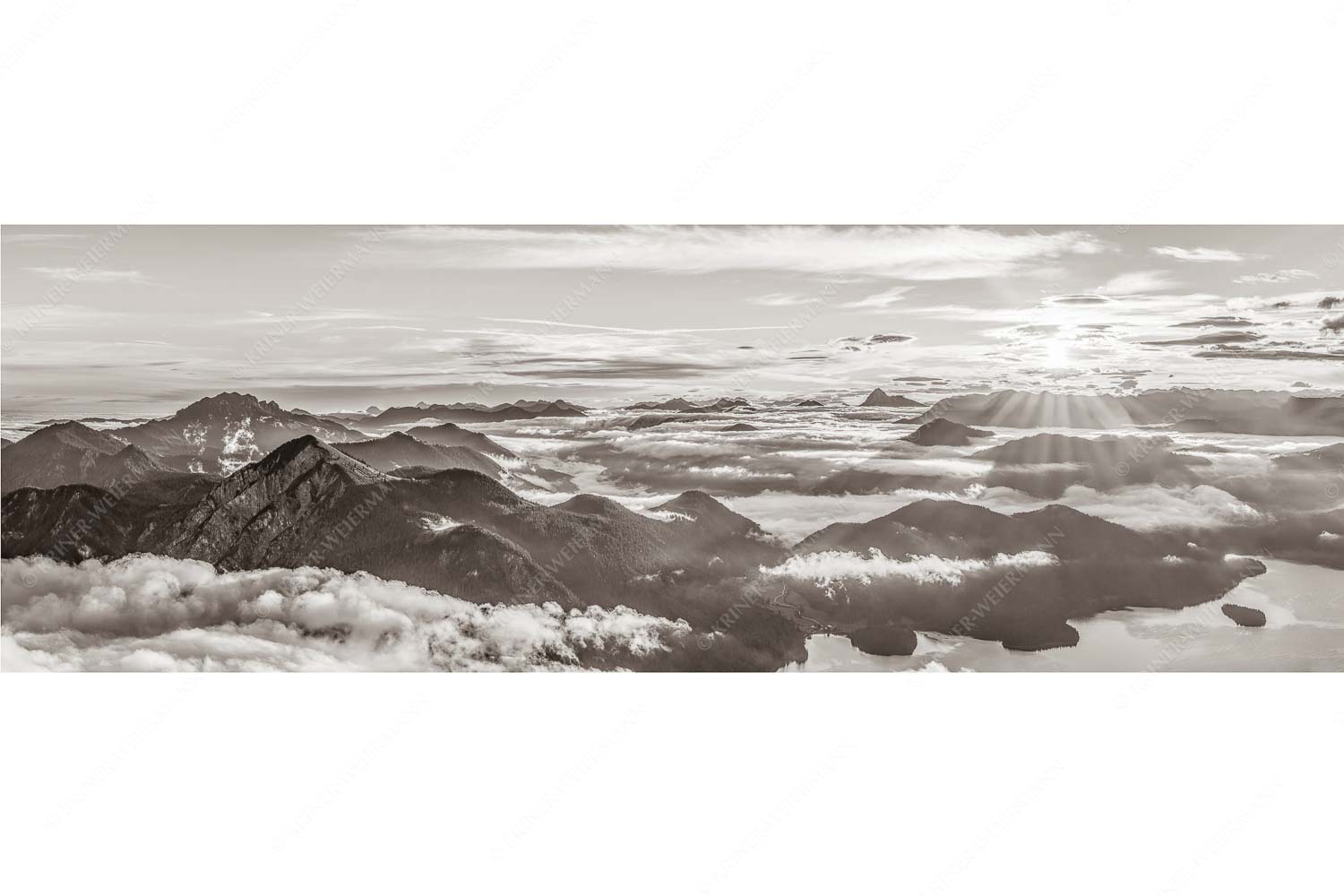 Über den Wolken – Seitenverhältnis 3:1 — Sonnenaufgang über Walchensee Nebelschleier hängen noch in den Tälern wärend die Sonne über dem Walchensee aufgeht