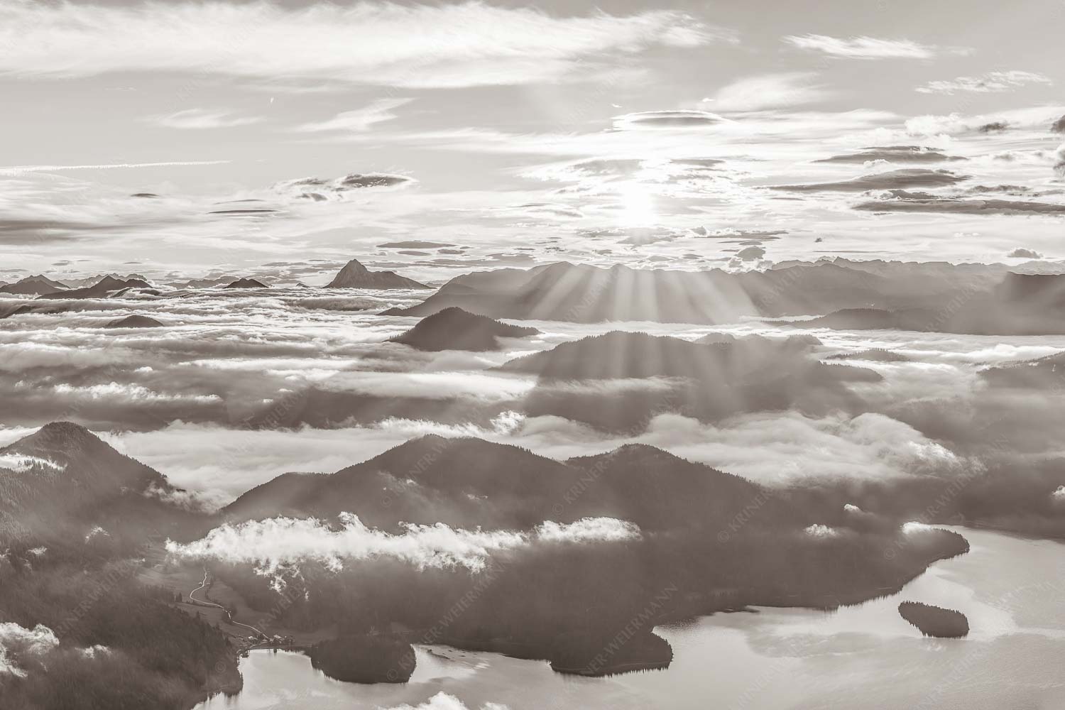 Über den Wolken – Seitenverhältnis 3:2 — Sonnenaufgang über Walchensee Nebelschleier hängen noch in den Tälern wärend die Sonne über dem Walchensee aufgeht