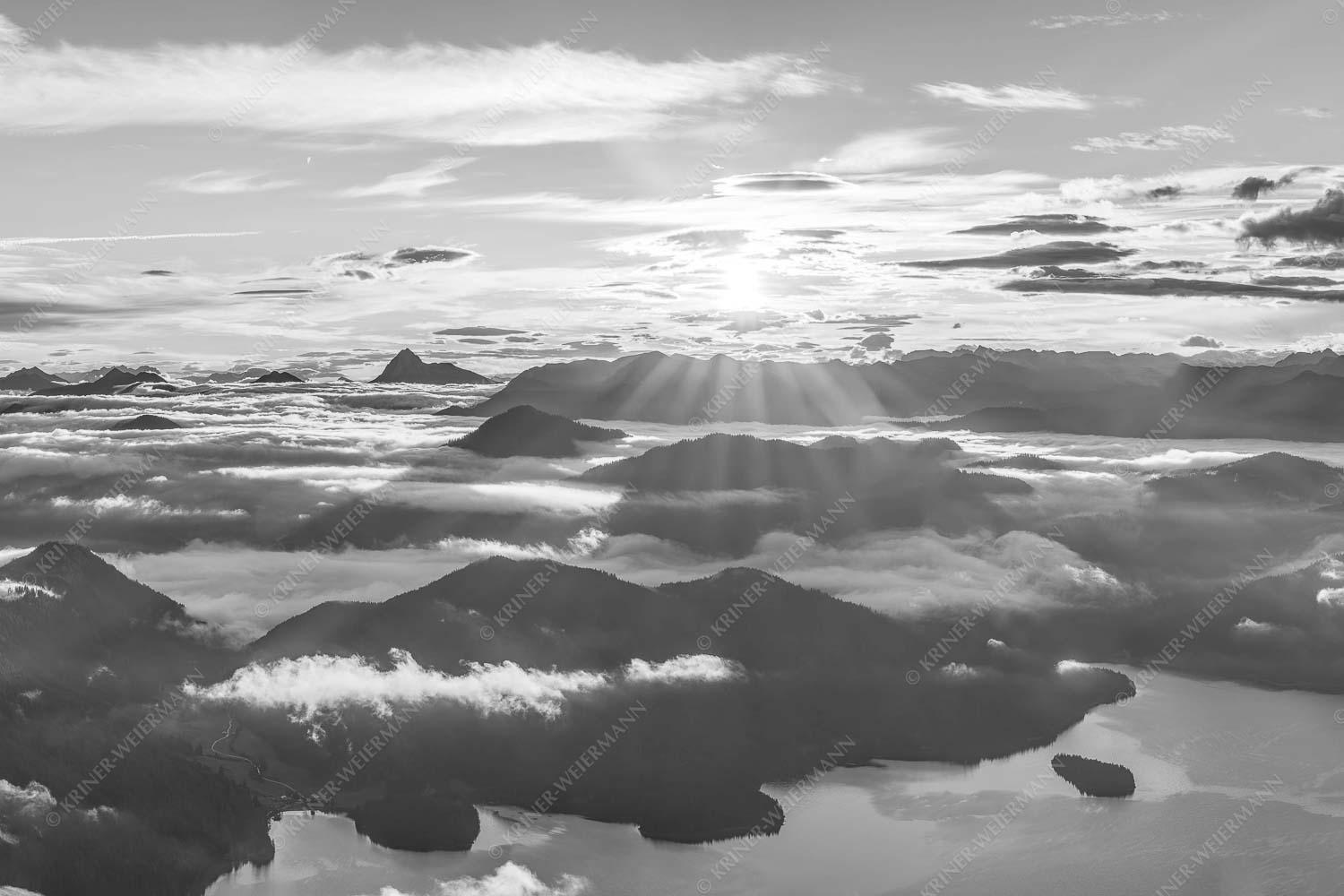 Über den Wolken – Seitenverhältnis 3:2 — Sonnenaufgang über Walchensee Nebelschleier hängen noch in den Tälern wärend die Sonne über dem Walchensee aufgeht