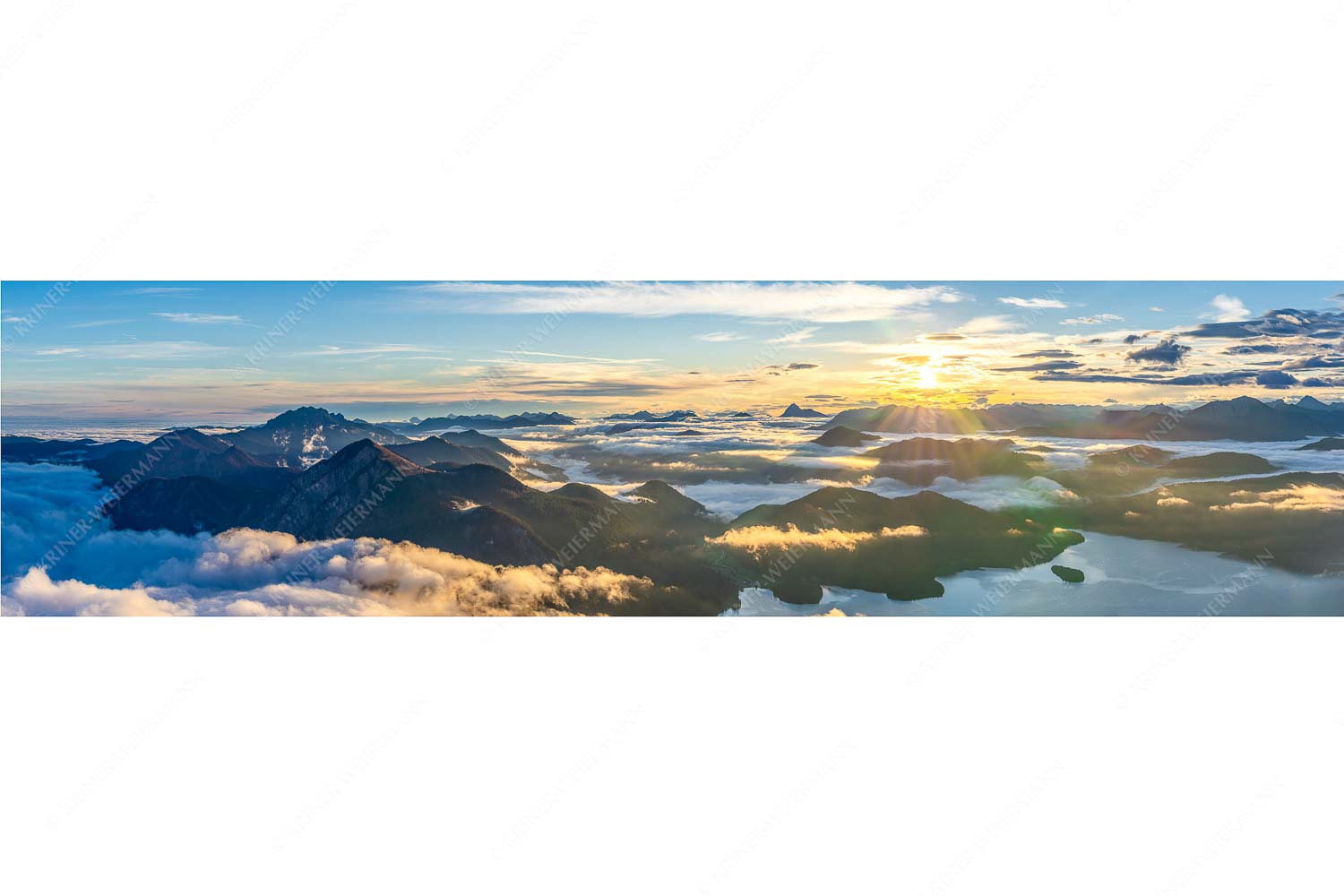 Über den Wolken – Seitenverhältnis 4:1 — Sonnenaufgang über Walchensee Nebelschleier hängen noch in den Tälern wärend die Sonne über dem Walchensee aufgeht