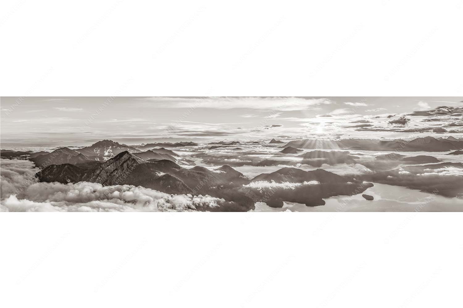 Über den Wolken – Seitenverhältnis 4:1 — Sonnenaufgang über Walchensee Nebelschleier hängen noch in den Tälern wärend die Sonne über dem Walchensee aufgeht