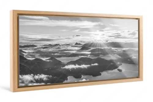 Nebelschleier hängen noch in den Tälern wärend die Sonne über dem Walchensee aufgeht - Über den Wolken - Foto im Schattenfugen-Rahmen - Sonnenaufgang über Walchensee - weitere Infos unter https://www.kriner-weiermann.de