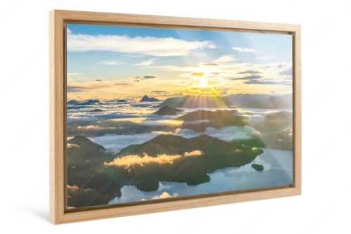 Nebelschleier hängen noch in den Tälern wärend die Sonne über dem Walchensee aufgeht - Über den Wolken - Foto im Schattenfugen-Rahmen - Sonnenaufgang über Walchensee - weitere Infos unter https://www.kriner-weiermann.de