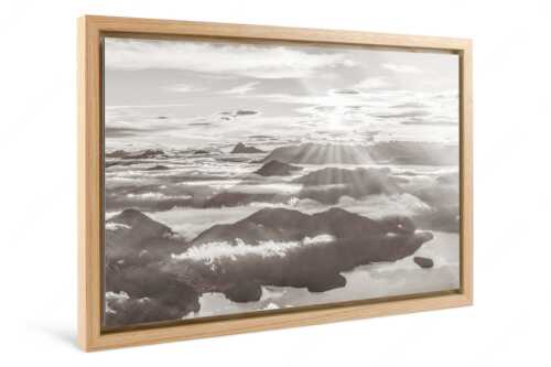 Nebelschleier hängen noch in den Tälern wärend die Sonne über dem Walchensee aufgeht - Über den Wolken - Foto im Schattenfugen-Rahmen - Sonnenaufgang über Walchensee - weitere Infos unter https://www.kriner-weiermann.de