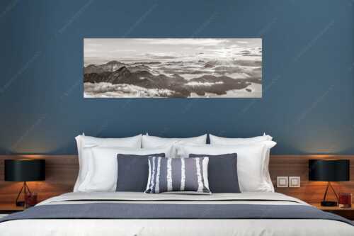 Nebelschleier hängen noch in den Tälern wärend die Sonne über dem Walchensee aufgeht - Über den Wolken - Größe ca. 180x60cm, Seitenverhältnis 3:1 - Sonnenaufgang über Walchensee - weitere Infos unter https://www.kriner-weiermann.de