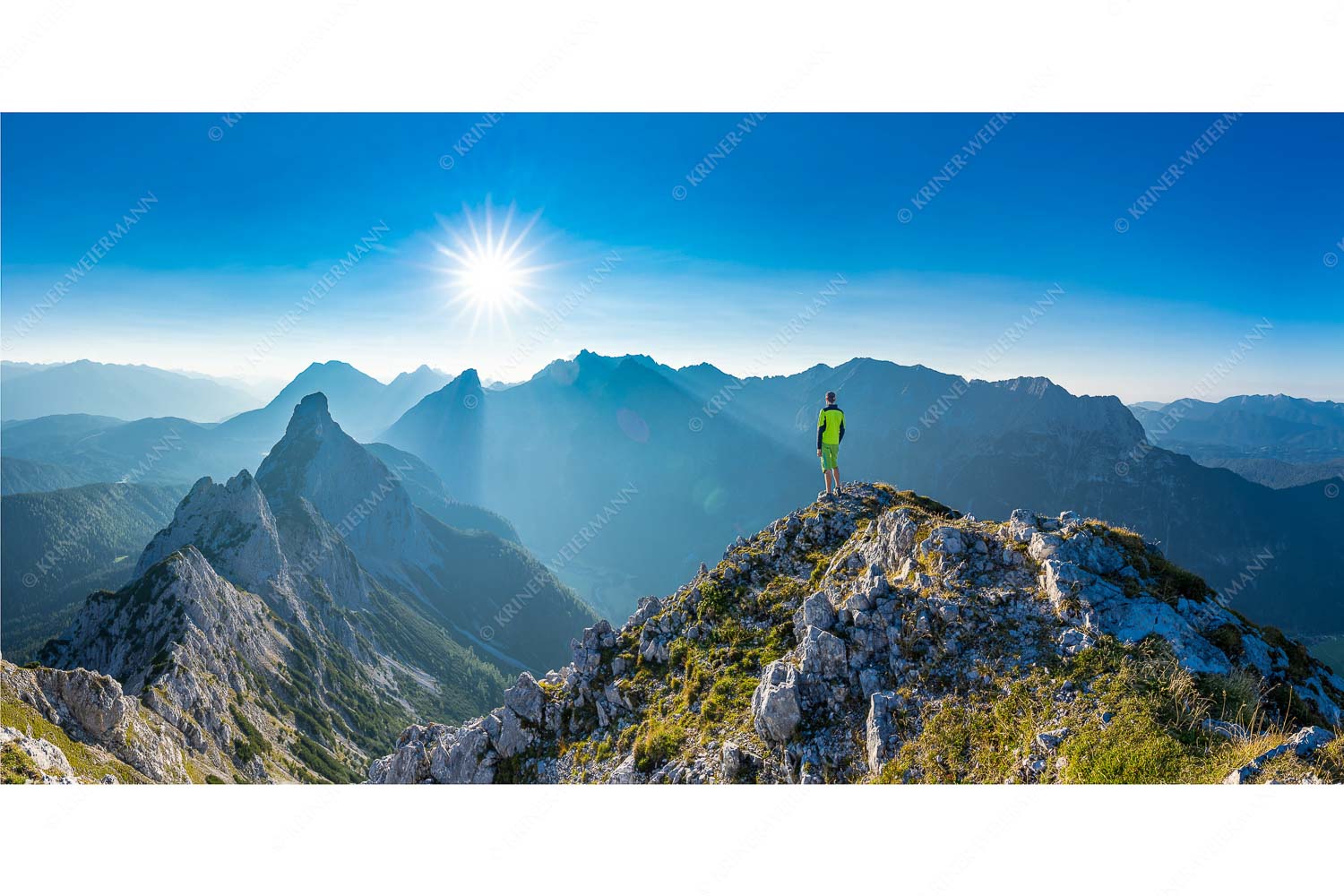 Blick von großer Arnspitze über Arnplattenspitze in den Sonnenuntergang im Wettersteingebnirge - Über die Arnspitzen - Seitenverhältnis 2:1 - Wandern zur Großen Arnspitze - weitere Infos unter https://www.kriner-weiermann.de