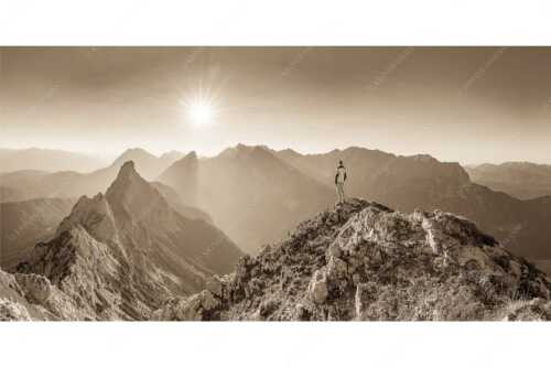 Blick von großer Arnspitze über Arnplattenspitze in den Sonnenuntergang im Wettersteingebnirge - Über die Arnspitzen - Seitenverhältnis 2:1 - Wandern zur Großen Arnspitze - weitere Infos unter https://www.kriner-weiermann.de