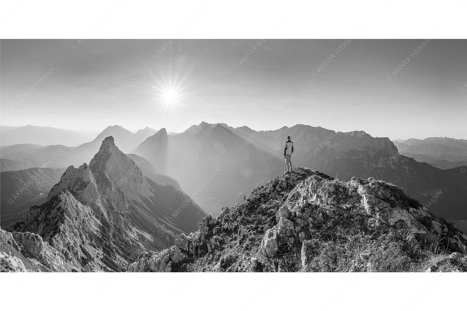 Blick von großer Arnspitze über Arnplattenspitze in den Sonnenuntergang im Wettersteingebnirge - Über die Arnspitzen - Seitenverhältnis 2:1 - Wandern zur Großen Arnspitze - weitere Infos unter https://www.kriner-weiermann.de