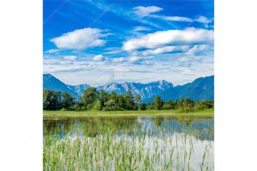 Überschwemmtes Feld nach Hochwasser bei Murnau mit Zugspitzmassiv - Überfluss - Seitenverhältnis 1:1 - Murnau mit Alpspitze und Zugspitze - weitere Infos unter https://www.kriner-weiermann.de