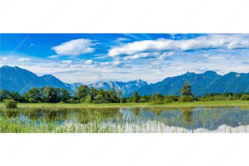 Überschwemmtes Feld nach Hochwasser bei Murnau mit Zugspitzmassiv - Überfluss - Seitenverhältnis 2,5:1 - Murnau mit Alpspitze und Zugspitze - weitere Infos unter https://www.kriner-weiermann.de