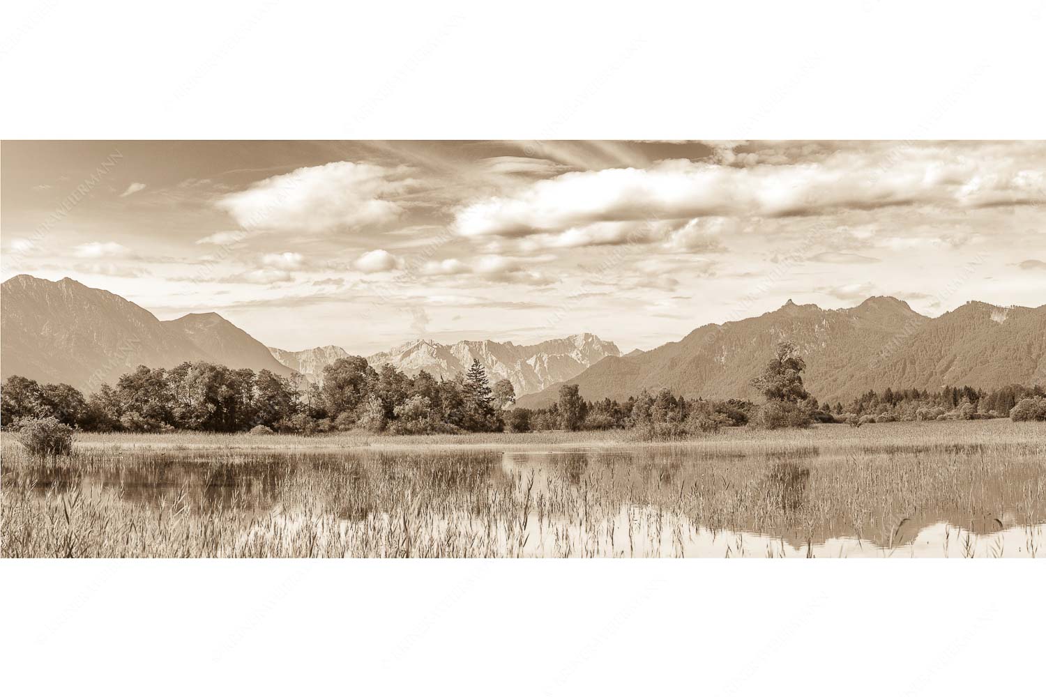 Überfluss – Seitenverhältnis 2,5:1 — Murnau mit Alpspitze und Zugspitze Überschwemmtes Feld nach Hochwasser bei Murnau mit Zugspitzmassiv