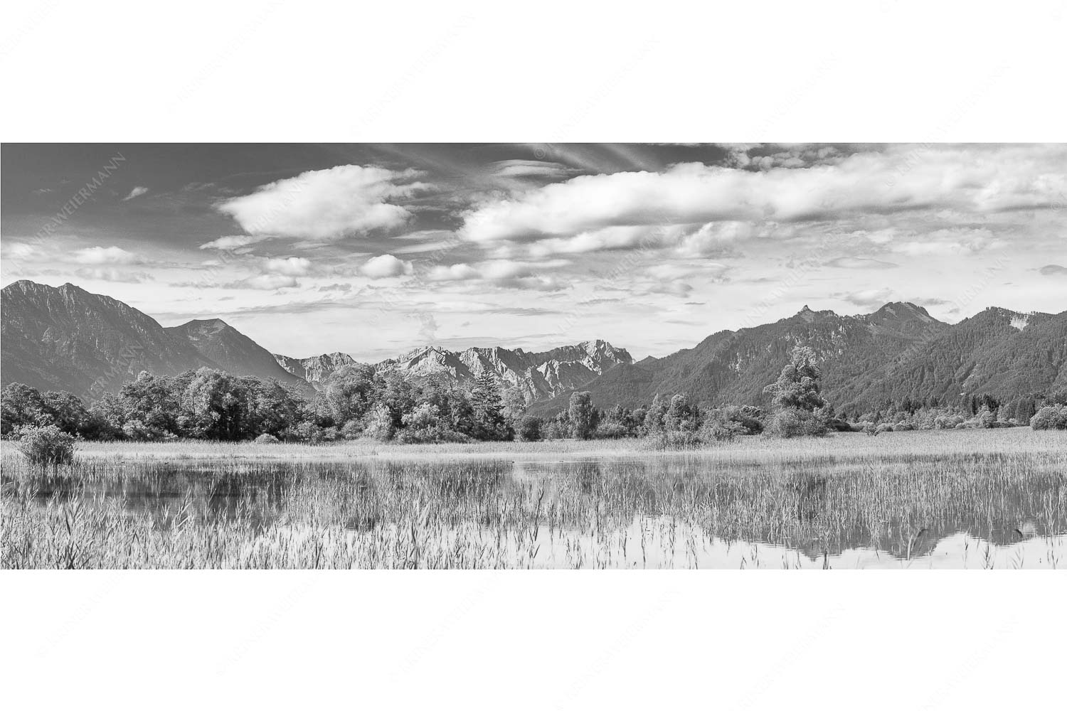 Überschwemmtes Feld nach Hochwasser bei Murnau mit Zugspitzmassiv - Überfluss - Seitenverhältnis 2,5:1 - Murnau mit Alpspitze und Zugspitze - weitere Infos unter https://www.kriner-weiermann.de