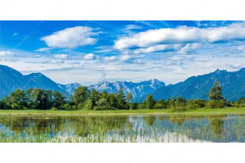 Überschwemmtes Feld nach Hochwasser bei Murnau mit Zugspitzmassiv - Überfluss - Seitenverhältnis 2:1 - Murnau mit Alpspitze und Zugspitze - weitere Infos unter https://www.kriner-weiermann.de
