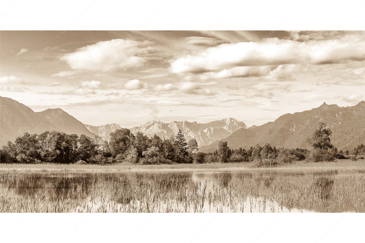 Überfluss – Seitenverhältnis 2:1 — Murnau mit Alpspitze und Zugspitze Überschwemmtes Feld nach Hochwasser bei Murnau mit Zugspitzmassiv