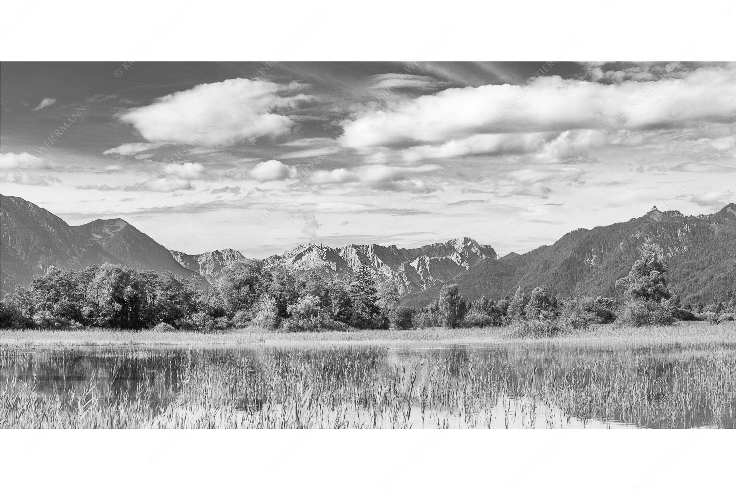 Überfluss – Seitenverhältnis 2:1 — Murnau mit Alpspitze und Zugspitze Überschwemmtes Feld nach Hochwasser bei Murnau mit Zugspitzmassiv