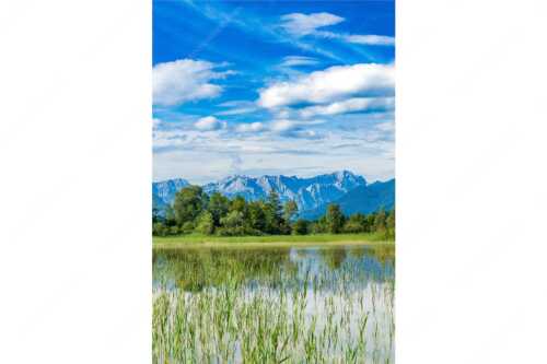Überschwemmtes Feld nach Hochwasser bei Murnau mit Zugspitzmassiv - Überfluss - Seitenverhältnis 2:3 - Murnau mit Alpspitze und Zugspitze - weitere Infos unter https://www.kriner-weiermann.de