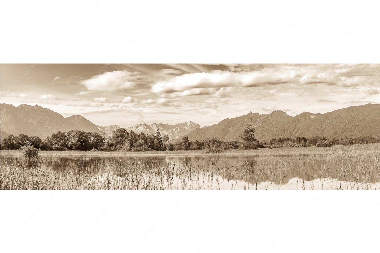 Überfluss – Seitenverhältnis 3:1 — Murnau mit Alpspitze und Zugspitze Überschwemmtes Feld nach Hochwasser bei Murnau mit Zugspitzmassiv